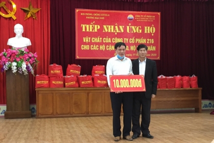 Trao 300 suất quà cho hộ cận nghèo phòng đại dịch Covid-19